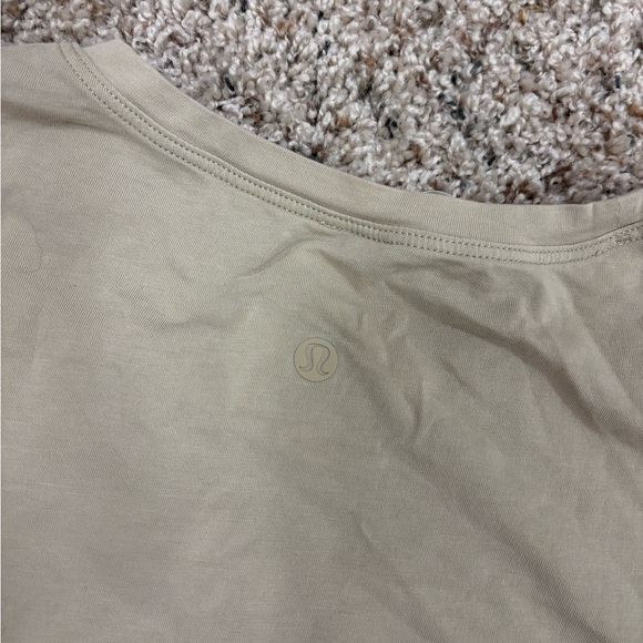 Lululemon Cropped Workout Tee in Beige - Picture 3 of 4